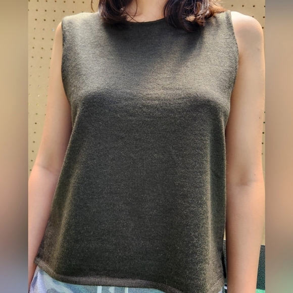 🍀☘️Saks Fifth Avenue "The Works" Olive Sleeveless Sweater Top- Women's Small - Picture 3 of 5